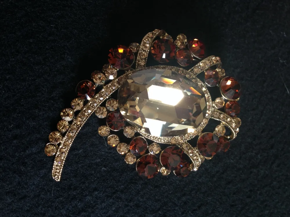 Broche  baroque virgule